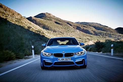 BMW - Troviamo, a bordo, dettagli di allestimento tipici di BMW M, come i battitacco M, il poggiapiede M, la leva del cambio M, la strumentazione circolare nel design M con grafica bianca e il volante in pelle M.