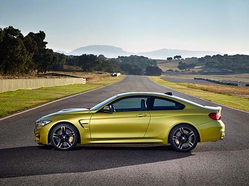 BMW - La nuova BMW M3 berlina e la nuova BMW M4 Coup si presentano con un corpo vettura largo e basso.