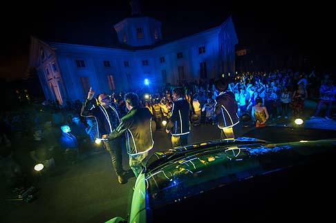 BMW - Circondata da una coreografia fatta di luci e suoni elettrizzanti, la BMW i3  entrata sul palcoscenico, con a bordo i quattro artisti che indossavano una giacca a led, realizzata per levento. 