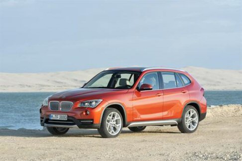 BMW - Compaiono, inoltre, nuove cornici per i fendinebbia, una ridotta bordatura in plastica sulla parte inferiore della carrozzeria, indicatori di direzione laterali incorporati nei retrovisori esterni, ampliamento delle superfici verniciate.