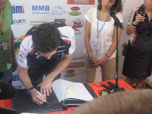 Bruno Senna - Bruno Senna che firma lalbum Trofeo Lorenzo Bandini 2012