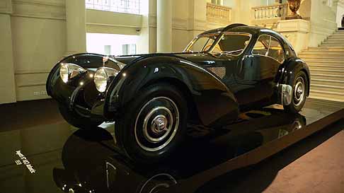 Bugatti - Bugatti Type 57 SC Atlantic auto storica del 1938 al Museo di Parigi esposizione esclusiva delle Vintare Cars di Ralph Lauren