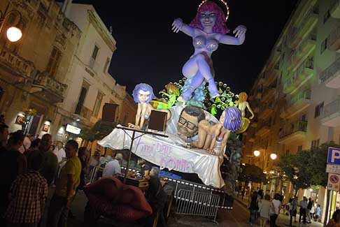 carro La citta delle donne - Carro La citta delle donne al Carnevale estivo di Putignano 2013