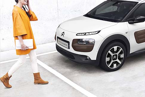 Citroen - Per una guida serena, la vettura offre funzioni selezionate per semplificare la vita quotidiana, come il sistema Park Assist, la telecamera di retromarcia che mostra le immagini sullo schermo Touch Pad 7 pollici, lHill assist.