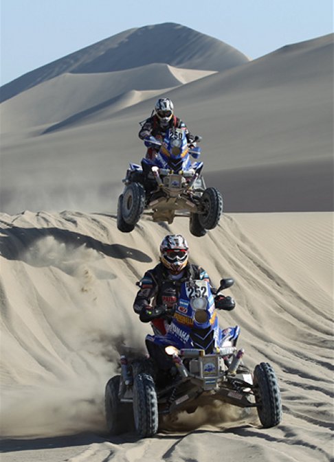 Yamaha - Dakar 2012 i fratelli Patronelli argentini in un'immagine spettacolare con Alejandro e Marcos sulo stesso veicolo Yamaha Raptor 700