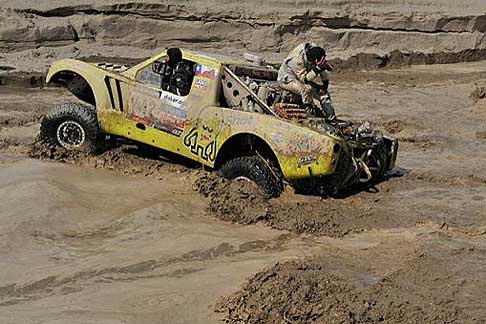 Dakar 2013 - Dakar 2013 Mastromatreo Victor e il co-driver Aliaga Americo con il pick-up Chevrolet bloccati nel fango