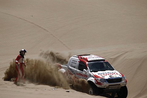 Toyota - Dakar stage 12 - il driver De Villiers Giniel e Co-driver Van Zitzewitz Dirk su rally cars Toyota Pickup Hilux