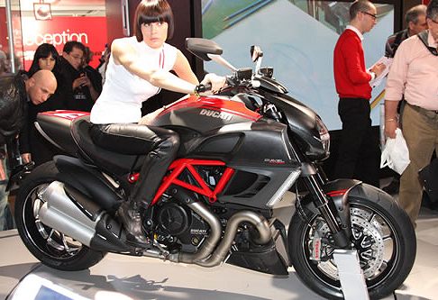 Ducati - Moto Ducati Diavel e modella alEicma di Milano