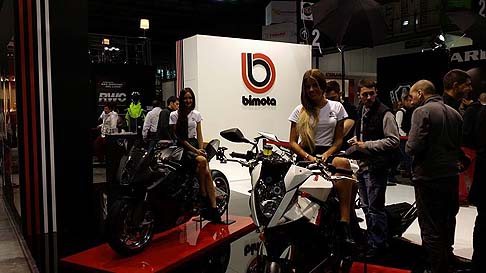 Bimota - Altrettanto unica e distintiva la DB8 rivestita in carbonio opaco, presentata con un nuovo forcellone e con tutti i particolari meccanici anodizzati. Presente anche la Tesi 3D Naked con una veste grafica inedita. 