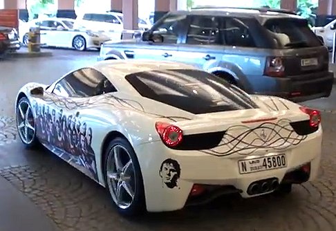 Ferrari - Ferrari 458 Italia con i volti dei calciatori del Barcellona Massi e Yavi