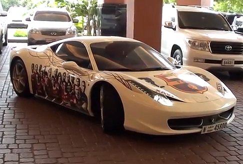 Ferrari - Una travagante supercar Ferrari 458 Italia che tifa Barcellona a Dubai