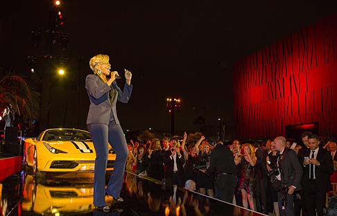 Ferrari - La serata ha offerto una serie di esibizioni musicali, come quella del maestro Carlo Ponti Jr., che ha diretto la Los Angeles Virtuosi Orchestra, la nota violinista Caroline Campbell e la gi vincitrice del Grammy Mary J. Blige. 