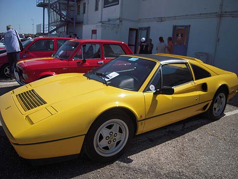 Ferrari - Non mancano le auto sportive come questa Ferrari dalla livrea di colore giallo