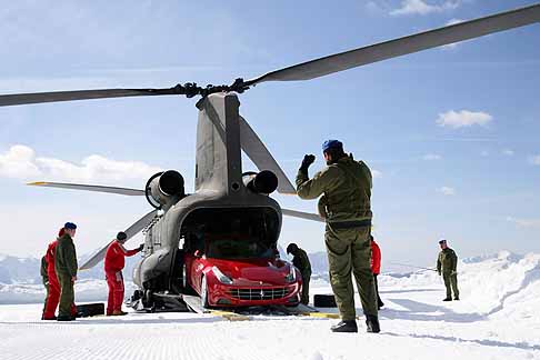 Ferrari - Ferrari Four scaricata dal CH-47 Chinook del Primo Reggimento Antares di Viterbo ai 2350 metri di quota del Plan de Corones sulle Dolomiti in Alto Adige