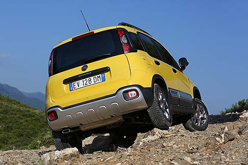 Fiat - La massima aderenza viene garantita dai pneumatici 185/65R15 M+S All Seasons, di maggiori dimensioni rispetto a quelli della Panda 4x4.