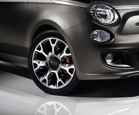 Fiat - Fiat 500 GQ  una vettura dedicata alluomo metropolitano amante dello stile ricercato. La nuova serie speciale nasce sulla base della 500S differenziandosi per alcuni elementi.