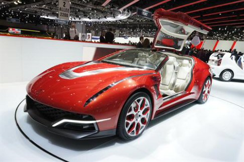 Italdesign Giugiaro - In dettaglio, per la vettura sono stati impiegati materiali come alluminio, fibra di carbonio e vetro, mentre le linee sinuose ed aerodinamiche della carrozzeria, verniciata in rosso perlato xiralico, ne sottolineano il carattere sportivo.