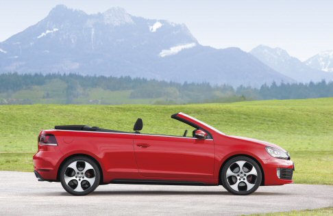 Volkswagen - Nel frontale spiccano la calandra del radiatore con cornice rossa, la struttura a nido dape e logo GTI, paraurti GTI e fendinebbia specifici GTI con cornici cromate.