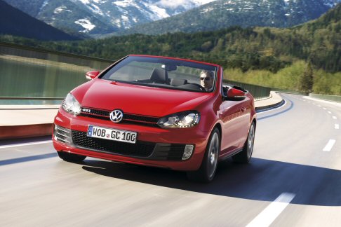 Volkswagen - Gli allestimenti prevedono di serie climatizzatore automatico e sistema audio RCD 210. La Golf GTI Cabriolet dispone inoltre di serie della funzione Easy Entry per i sedili anteriori che facilita lingresso per gli occupanti dei sedili posteriori.