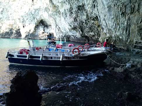 Grotta di Zunzulusa - Imbarcazione turistica per le grotte marine