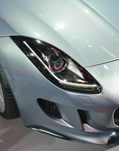 Jaguar - La sportivissima F Type V8 S accelera da 0 a 100 km/l in 4,2 secondi e si ferma, grazie ad un limitatore elettronico, a 300 km allora di velocit massima.