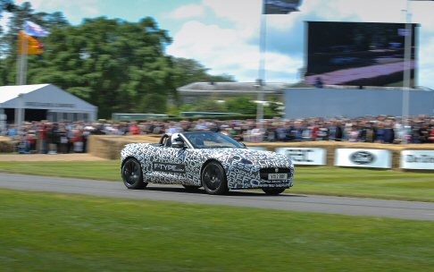 Jaguar - Grazie alla speciale concessione degli organizzatori di Goodwood, un esemplare della F-TYPE  salita in cima alla collina subito dopo i modelli C-type, D-type ed E-type.