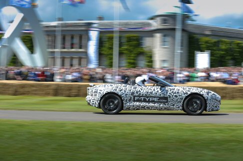 Jaguar - Adrian Hallmark, Global Brand Director, Jaguar Cars, ha commentato: Quando abbiamo annunciato lo sviluppo della F-TYPE a New York, nellaprile di questanno, siamo stati molti felici .