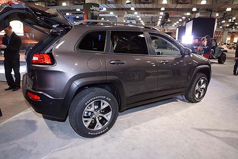 Jeep - Gli interni del nuovo Jeep Cherokee 2014 sono moderni, accoglienti e confortevoli. Labitacolo  stato realizzato per offrire il massimo comfort e presenta contenuti tecnologici funzionali.