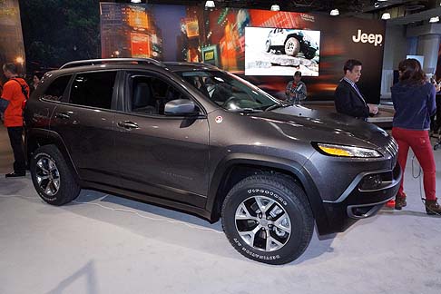 Jeep - Il nuovo Jeep Cherokee 2014 offre tre innovativi sistemi di trazione integrale ed , inoltre, il primo Medium SUV a proporre il dispositivo di disconnessione dell'asse posteriore.