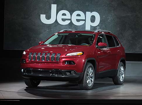 Jeep - Il nuovo Jeep Cherokee 2014 monta il cambio automatico a nove rapporti 948TE. Efficienza e raffinatezza sono caratteristiche del motore da 2,4 litri MultiAir2 Tigershark I-4 a 16 valvole da 184 (137 kW) CV di potenza e 232 Nm di coppia.