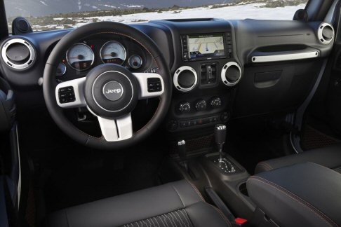 Jeep - Per il massimo livello di comfort a bordo, la speciale Jeep Wrangler Arctic prevede climatizzatore automatico, volante in pelle con comandi integrati, computer di bordo EVIC, cruise control.