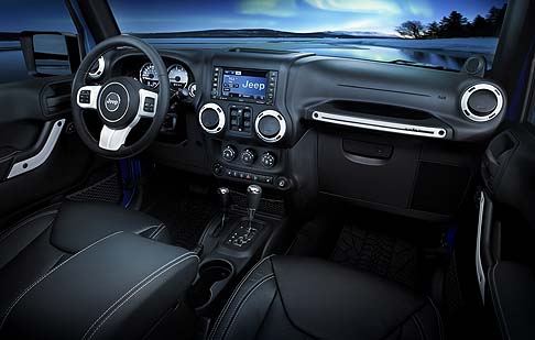 Jeep - Comfort e sicurezza sono, inoltre, assicurati, da dotazioni come airbag laterali anteriori, climatizzatore automatico, volante in pelle con comandi integrati, sedili anteriori riscaldabili, sedile del guidatore regolabile in altezza.