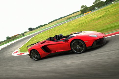 Lamborghini - La sportiva, secondo la casa,  unautomobile rigorosamente aperta, dove interni ed esterni si fondono in un unicum. 