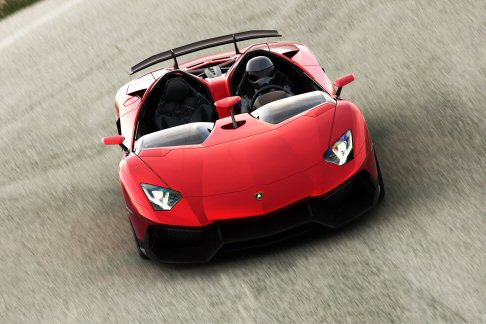 Lamborghini - Al posto del classico parabrezza si trovano due piccoli deflettori aerodinamici, mentre la parte frontale risulta pi stretta rispetto a quella dellAventador. 