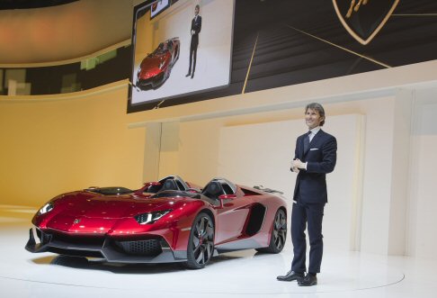 Lamborghini - La carrozzeria, proposta nella tonalit rossa particolarmente intenso,  dotato di un leggero effetto cromo, e si caratterizza per la presenza di vari componenti in fibra di carbonio a vista. 