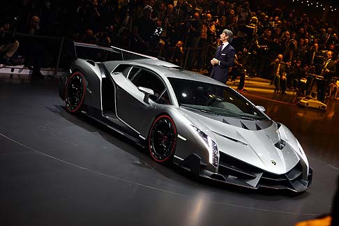 Lamborghini - Festeggia con un modello esclusivo il proprio cinquantenario, il marchio Lamborghini, che nellesclusivo parterre di Ginevra presenta e incanta gli addetti del settore con la sorprendente Lamborghini Veneno