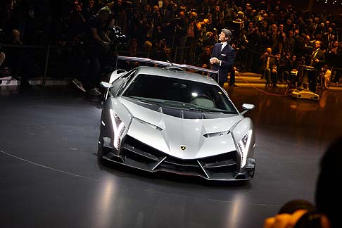 Lamborghini - La Veneno  fedele ai canoni di design di tutte le vetture del brand, rispettando le proporzioni, con lanteriore a cuneo e un'alternanza fra linee tese e superfici nette.