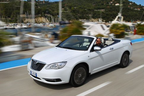 Lancia  - Prodotta nello stabilimento di Sterling Heights, nello Stato del Michigan (USA), la Flavia interpreta, secondo gli stilemi del marchio italiano, la presentazione sul mercato europeo del modello Chrysler 200 Covertible.