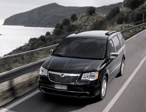 Lancia - Troviamo anche la Lancia Voyager Platinum equipaggiata con il turbo diesel 2.8L da 163 CV Euro5, punto di riferimento nel segmento dei grandi monovolume.