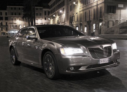 Lancia - Spazio anche per Lancia Thema presente nellallestimento top di gamma Executive ed equipaggiata con il potente 3.0L V6 Multijet da 239 CV abbinato a un cambio automatico a 5 rapporti.