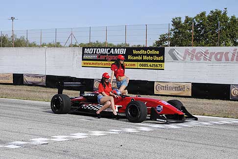 Formula - Le ragazze vicino alla monoposto Lola Dome nella pit line al Challenge del Levante di Binetto