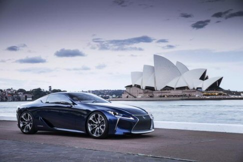 Lexus  - Sotto la elegante vernice blu, la LF-LC offre materiali e tecnologie molto avanzati e un design unico, anticipando gli elementi stilistici della futura gamma Lexus. 