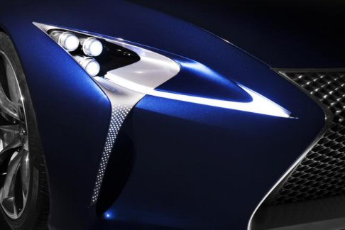 Lexus  - La forma avvolgente del tetto garantisce una vista panoramica dellambiente esterno.