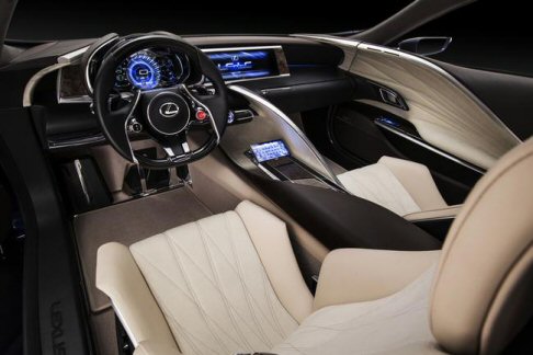 Lexus  - La vettura dispone di un dispositivo touch-screen a distanza che consente di gestire comodamente i controlli. Il doppio schermo LCD da 12,3 pollici offre tutte le informazioni di navigazione necessarie. 