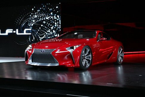 Lexus - Gli interni si caratterizzano per forme essenziali arricchite da schermi multifunzione LCD da 12,3 pollici che offrono informazioni sulla navigazione