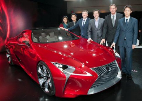 Lexus - La meccanica sfrutta il sistema Advanced Lexus Hybrid Drive con motore anteriore e trazione posteriore. 