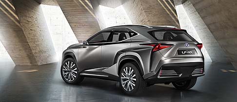 Lexus - Interessante la livrea, realizzata nella tinta Brushed Metal Silver, che trasmette la sensazione di una vettura forgiata in un blocco di metallo.