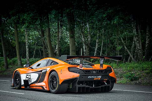 McLaren - Come il modello di riferimento, la 650S GT3  dotata di un display digitale su misura, ispirato nel design a quello presente sulla monoposto da Formula 1. 