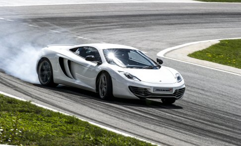 McLaren - Il costruttore di Woking promette ancora pi dinamismo per la sportiva del brand Mclaren MP4-12C 2013, che grazie alla rimappatura della centralina elettronica spinge il potentissimo V8 biturbo M838T da 600 a ben 625 CV.