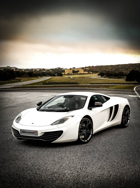 McLaren - L'aggiornamento software sar offerto gratuitamente ai possessori delle MP4-12C gi consegnate e sar di serie sulle nuove vetture 2013, sulle quali saranno introdotte ulteriori personalizzazioni per carrozzeria, pellami interni e cerchi di lega.